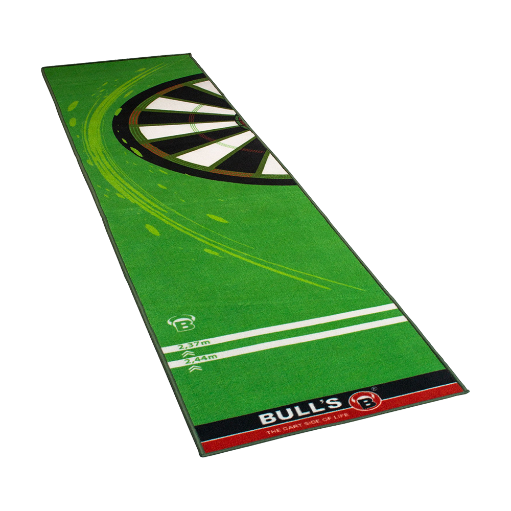 Das Bild zeigt den grünen Bulls Carpet-Mat Teppich 120 mit Dartboard-Motiv. Am unteren Rand sind Markierungen für verschiedene Wurfdistanzen und das Bulls Logo zu sehen.